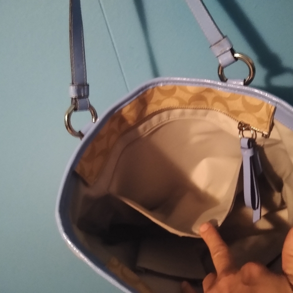 Coach. - Picture 2 of 2